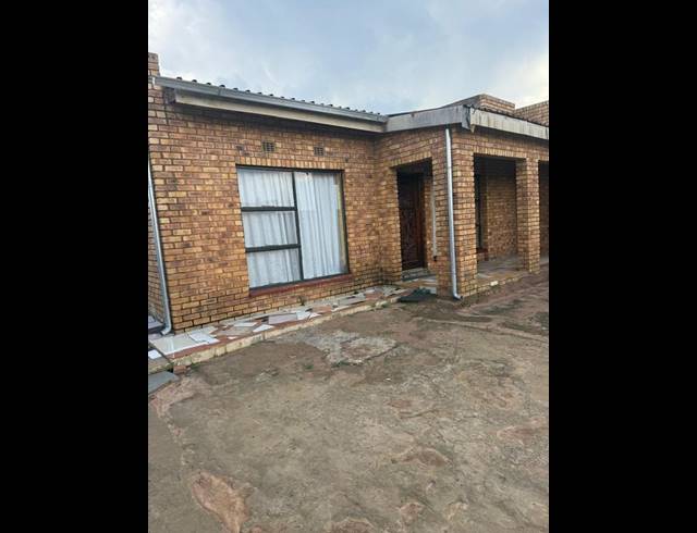 5 BEDROOM HOUSE FOR SALE IN LANGAVILLE